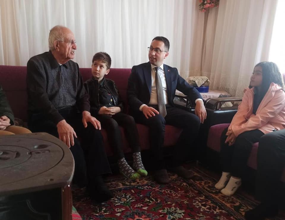 Kaymakamımız Sayın Görkem NALÇACI,  "Köprübaşı'nın Çınarları Projesi’’ kapsamında  Emekli Öğretmen Avni ŞENER'i ziyaret etti.