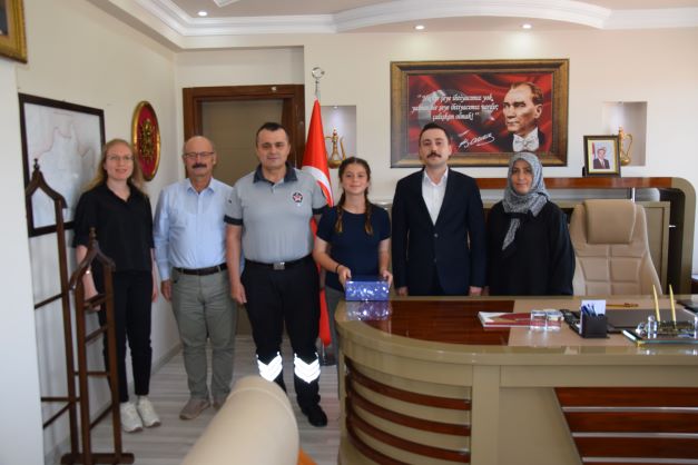 Kaymakamımız Sn. Hüseyin BÜTÜNER; Devlet parasız yatılılık ve bursluluk sınavından 500 tam puan alan Güllü Reyhan TOPUZ'u makamında kabul etti.