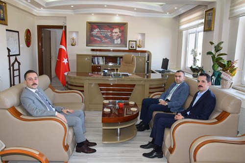 Demirci Kaymakamı Sn. Yavuz ARSLAN ve Gördes Kaymakamı Sn. Sercan SAKARYA, Kaymakamımız Sn. Hüseyin BÜTÜNER'i makamında ziyaret etti.