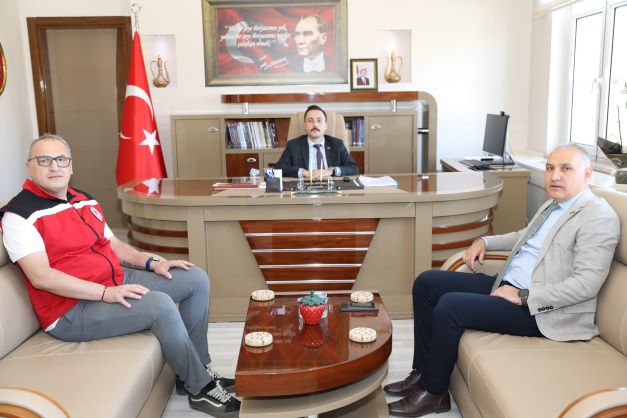 Kaymakamımız Sn. Hüseyin BÜTÜNER'i, İl Tarım Müdürü Metin ÖZTÜRK ve İlçe Tarım Müdürü Alptekin SAĞIROĞLU Makamında ziyaret etti.