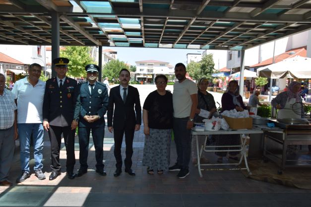 Kaymakamımız Sn. Hüseyin BÜTÜNER, Şehidimiz Şenol UÇDU'nun Şehadetinin sene-i devriyesinde  düzenlenen lokma hayrına katıldı.