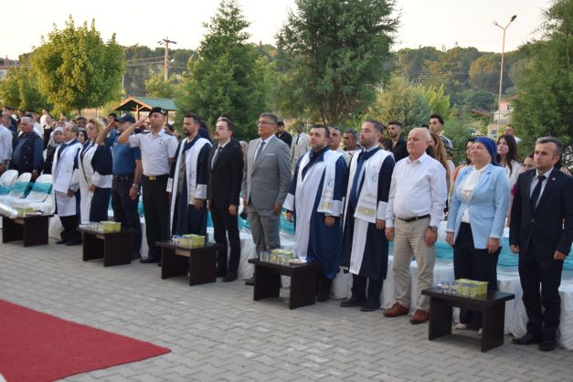 Kaymakamımız Sn. Hüseyin BÜTÜNER; protokol üyeleri ve davetlilerle beraber, Manisa Celal Bayar Üniversitesi Köprübaşı MYO mezuniyet törenine katıldı.