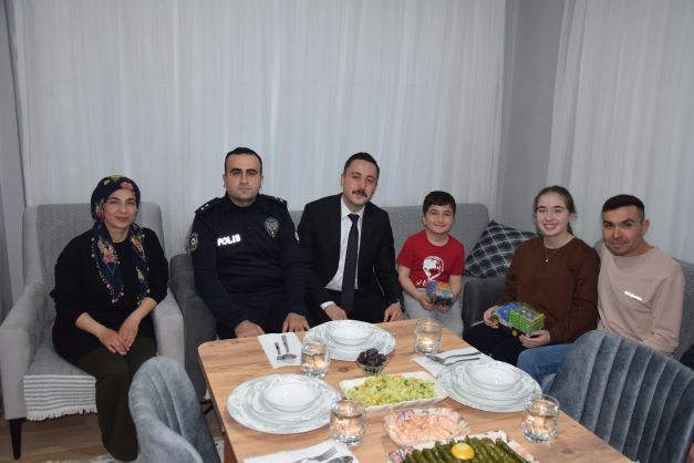 2025 Aile Yılı çerçevesinde, Kaymakamımız Sn. Hüseyin BÜTÜNER, Fatma-Yakup AKDENİZ ailesini ziyaret ederek iftar sofralarına konuk oldu.
